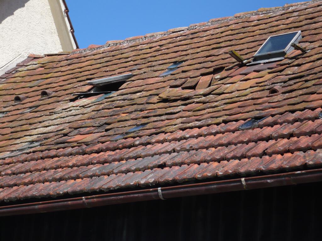 Dachdecker Stuttgart - altes Ziegeldach mit Moosbefall und Schäden benötigt Sanierung